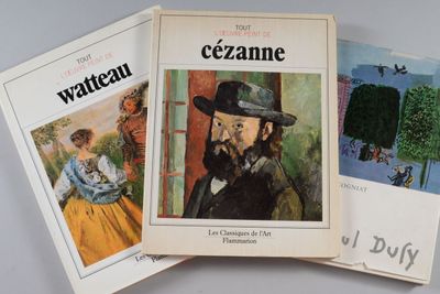 trois livres posés sur une table, avec la photo d'un homme coiffé d'un chapeau et d'une femme en robe jaune