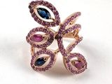 une photo en gros plan d'une bague sertie de pierres violettes et bleues