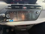 le tableau de bord d'une voiture, avec un écran numérique au centre