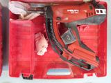 une boîte à outils rouge avec des outils sur une table