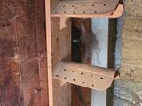 une étagère en bois située à côté des toilettes dans une pièce