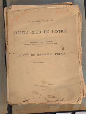 un vieux livre posé sur une table à côté d'une tasse de café
