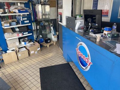 un comptoir bleu sur lequel est posée une pancarte, dans un magasin