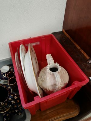 une boîte rouge contenant des assiettes, posée sur un comptoir