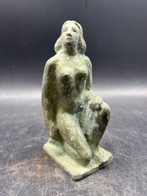 une image représentant une statue d'une femme tenant un chien dans ses bras