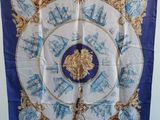 une photo d'une écharpe bleue et blanche accrochée à un mur