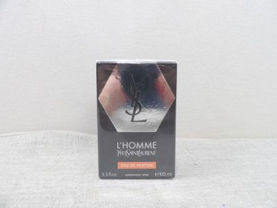 le coffret du parfum est posé sur une surface blanche
