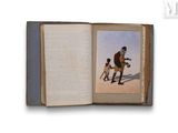 un livre ouvert sur lequel figure l'image d'un homme et d'un enfant