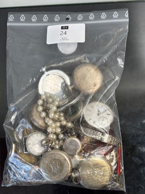un sac rempli de boutons en argent et en or posé sur une table