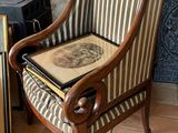une chaise posée devant un vieux téléviseur