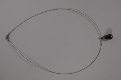 COLLIER câble en métal orné d'un PENDENTIF en or blanc et d'…