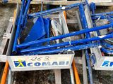 un tas d'échafaudages bleus et jaunes posés sur une palette