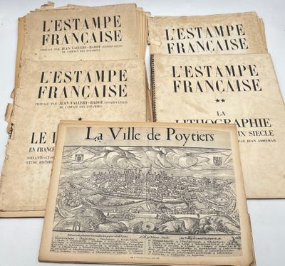 quatre vieux livres français sur une table avec un fond blanc