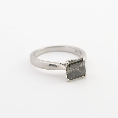 un gros plan d'une bague sertie d'un diamant noir