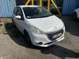 une petite voiture blanche garée devant un immeuble bleu