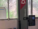 une machine posée sur une table dans une pièce