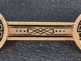 un gros plan sur un bracelet en or orné d'un motif
