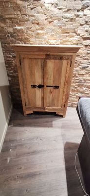 un petit meuble dans un coin du salon