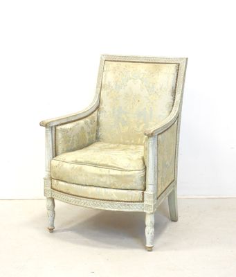 une chaise qui se trouve dans le coin d'une pièce