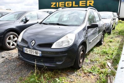 des voitures garées sur un parking, avec une enseigne « Zeigler » en arrière-plan