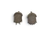 une paire de boucles d'oreilles en argent ornées d'un motif en cotte de mailles