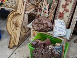 de nombreux meubles qui sont posés sur le trottoir