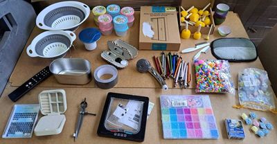 une table sur laquelle se trouvent de nombreux objets différents