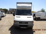 un camion blanc garé dans un parking