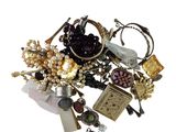 une pile de bijoux assortis sur une surface blanche