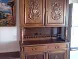 un meuble en bois dans le coin d'une pièce