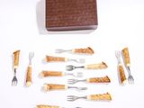 une boîte de fourchettes et une boîte de bâtonnets au fromage