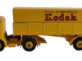 camionnetto jaune sur fond blanc, avec une inscription rouge sur le côté