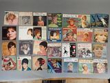 un mur recouvert de magazines dans une pièce