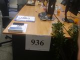 un bureau sur lequel se trouvent un téléphone et un écran d'ordinateur