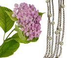 un collier orné de perles et d'une fleur sur fond blanc