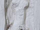 une statue représentant un homme tenant une femme dans ses bras