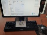 une image d'un écran d'ordinateur et d'un clavier sur un bureau