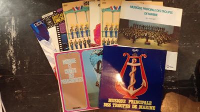 ***Lot de 8 disques 33t chants et musiques militaires, un li…