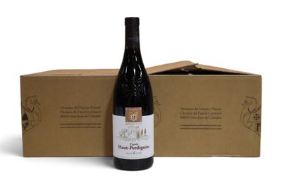 la bouteille de vin est posée à côté d'un carton