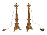 paire de bougeoirs anciens en laiton avec des socles tournés