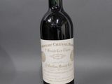 une bouteille de vin rouge posée sur une table