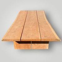 Table basse en chêne dans un esprit japonisant.