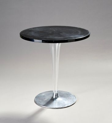une image représentant une table noire aux pieds transparents et au plateau noir