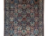 un tapis persan ancien aux couleurs bleu et rouge