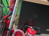une photo montrant une pile de produits d'entretien dans une pièce