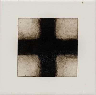 photographie en noir et blanc représentant une croix noire sur fond blanc