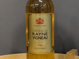 une bouteille de vin posée sur une table