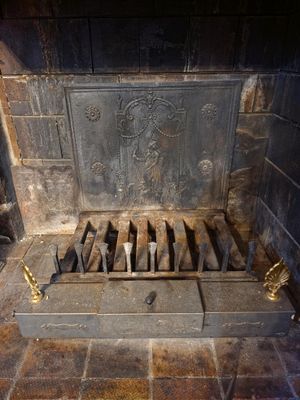 une cheminée dans laquelle se trouvent tout un tas de couteaux