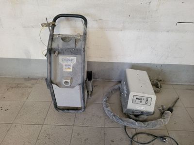 deux machines posées au sol l'une à côté de l'autre