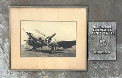 une photo d'un vieil avion exposé à côté d'une plaque